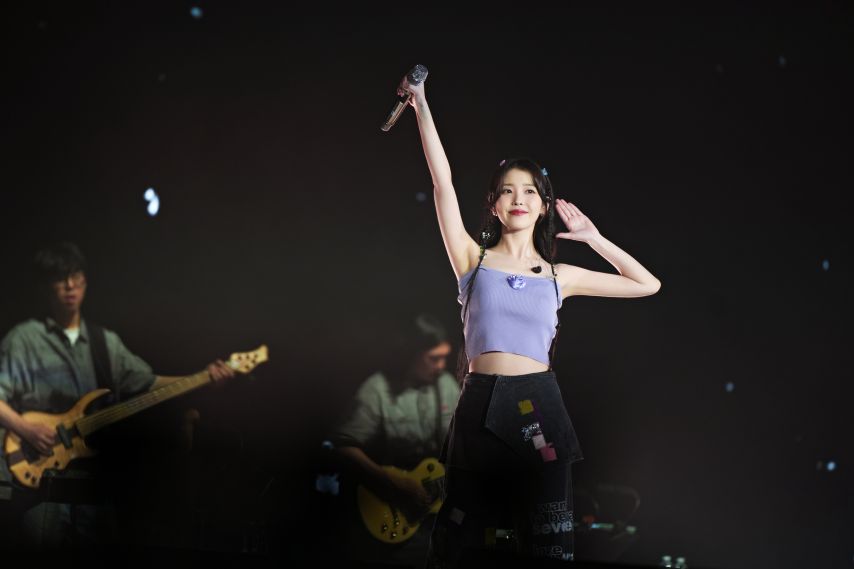 아이유 탱크탑 나시