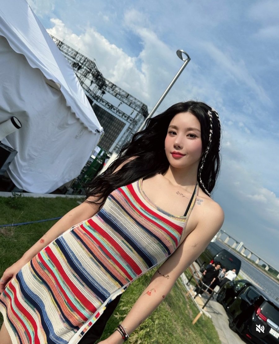 권은비 도쿄 워터밤 줄무늬 끈나시