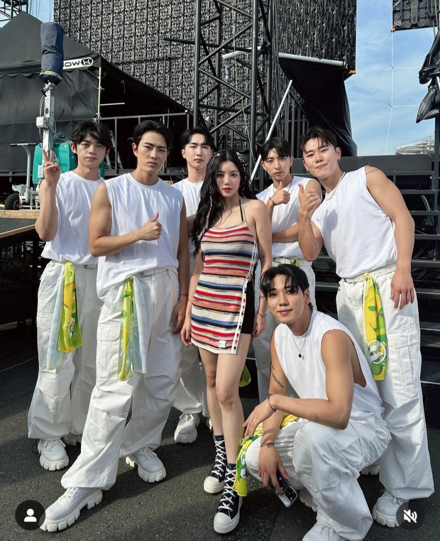 권은비 도쿄 워터밤 줄무늬 끈나시