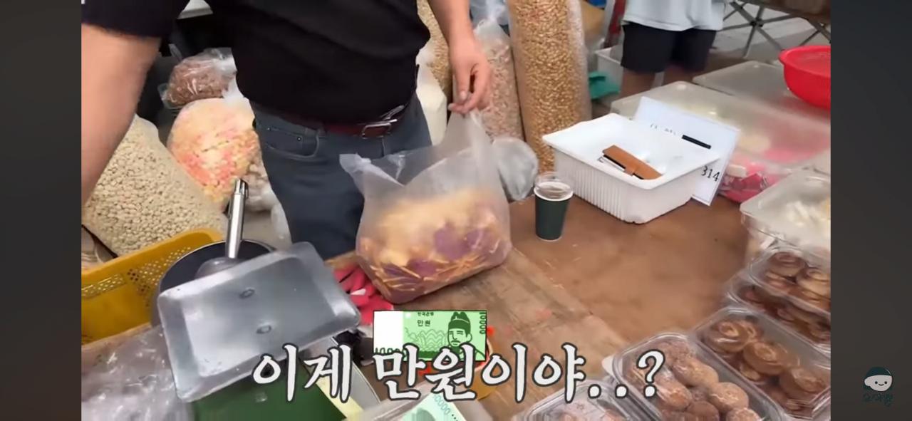 영덕시장 과자가게 무전취식하는할머니