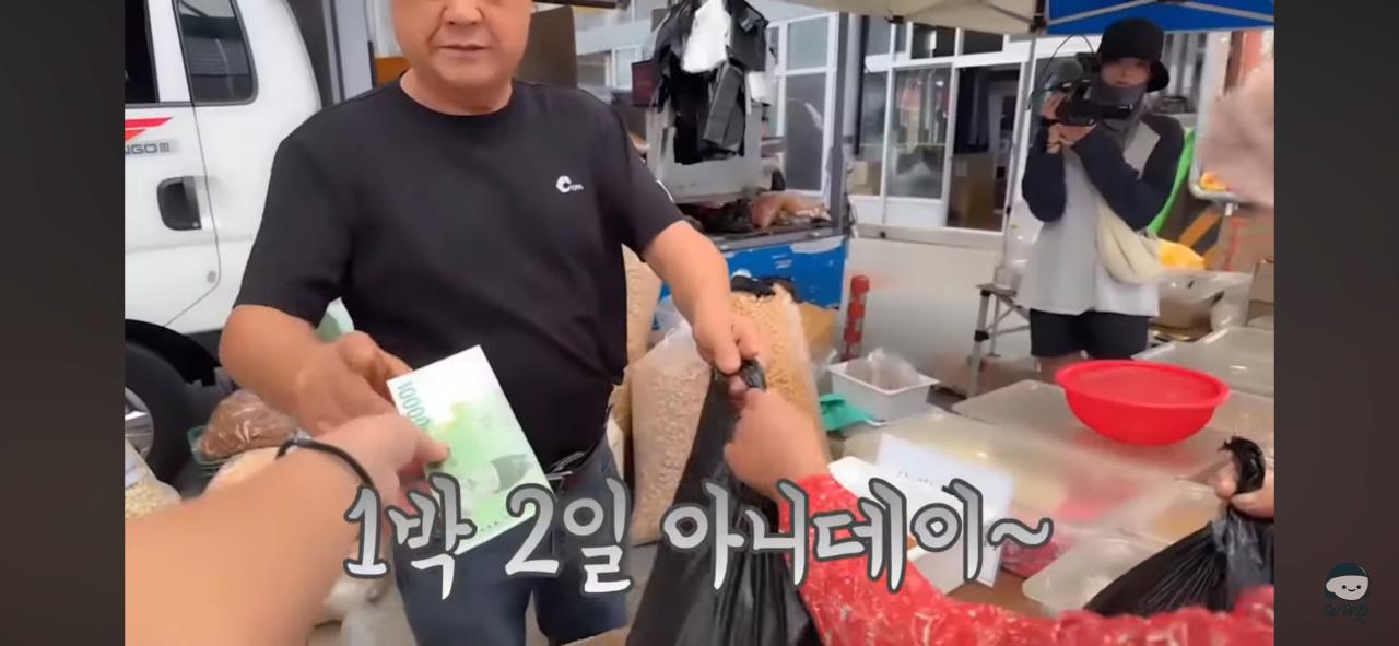 영덕시장 과자가게 무전취식하는할머니