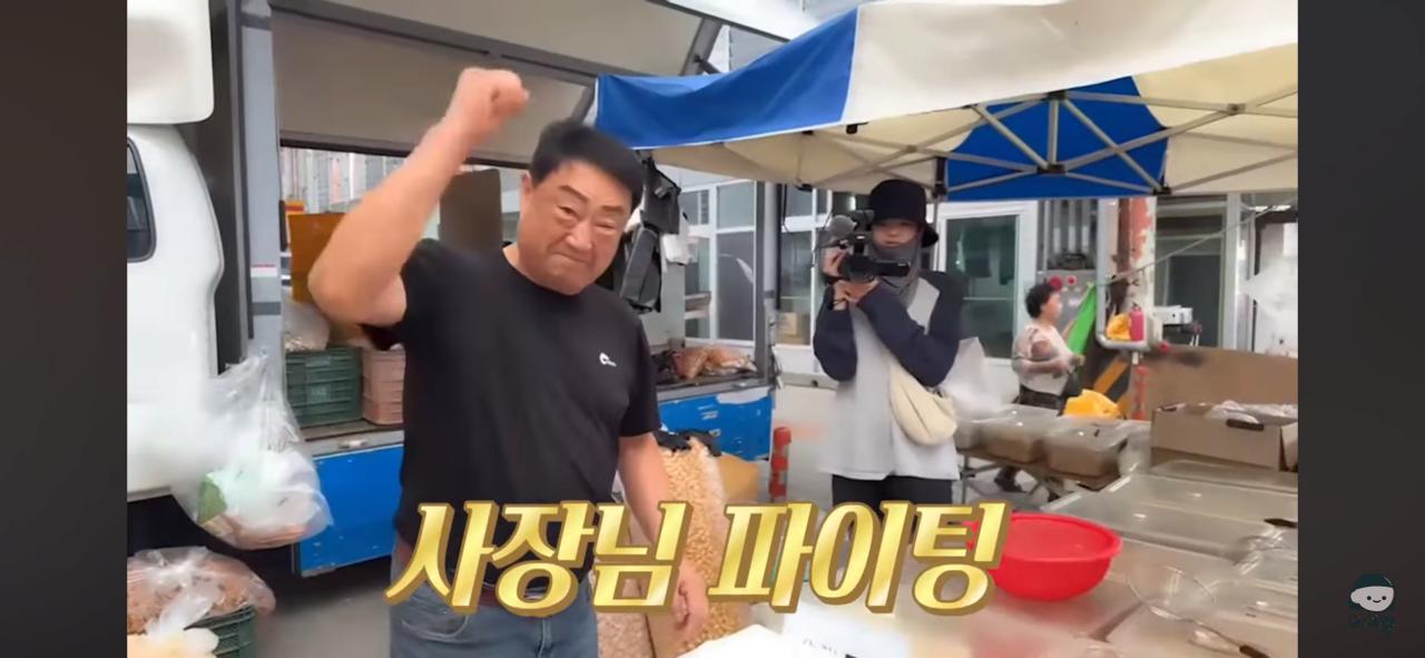 영덕시장 과자가게 무전취식하는할머니