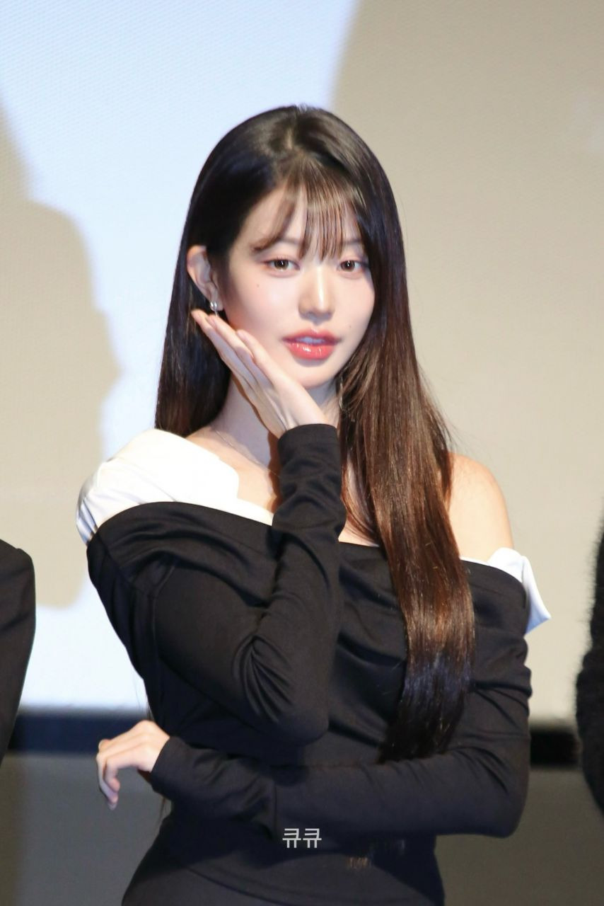 아이브 장원영 은근한 골반 + 허벅지가 드러나는 타이트한 검정원피스