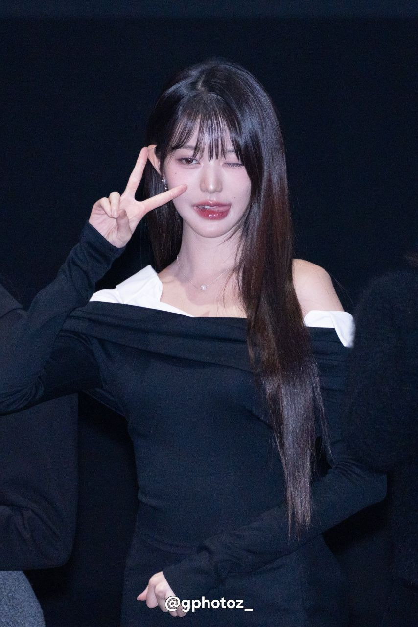 아이브 장원영 은근한 골반 + 허벅지가 드러나는 타이트한 검정원피스