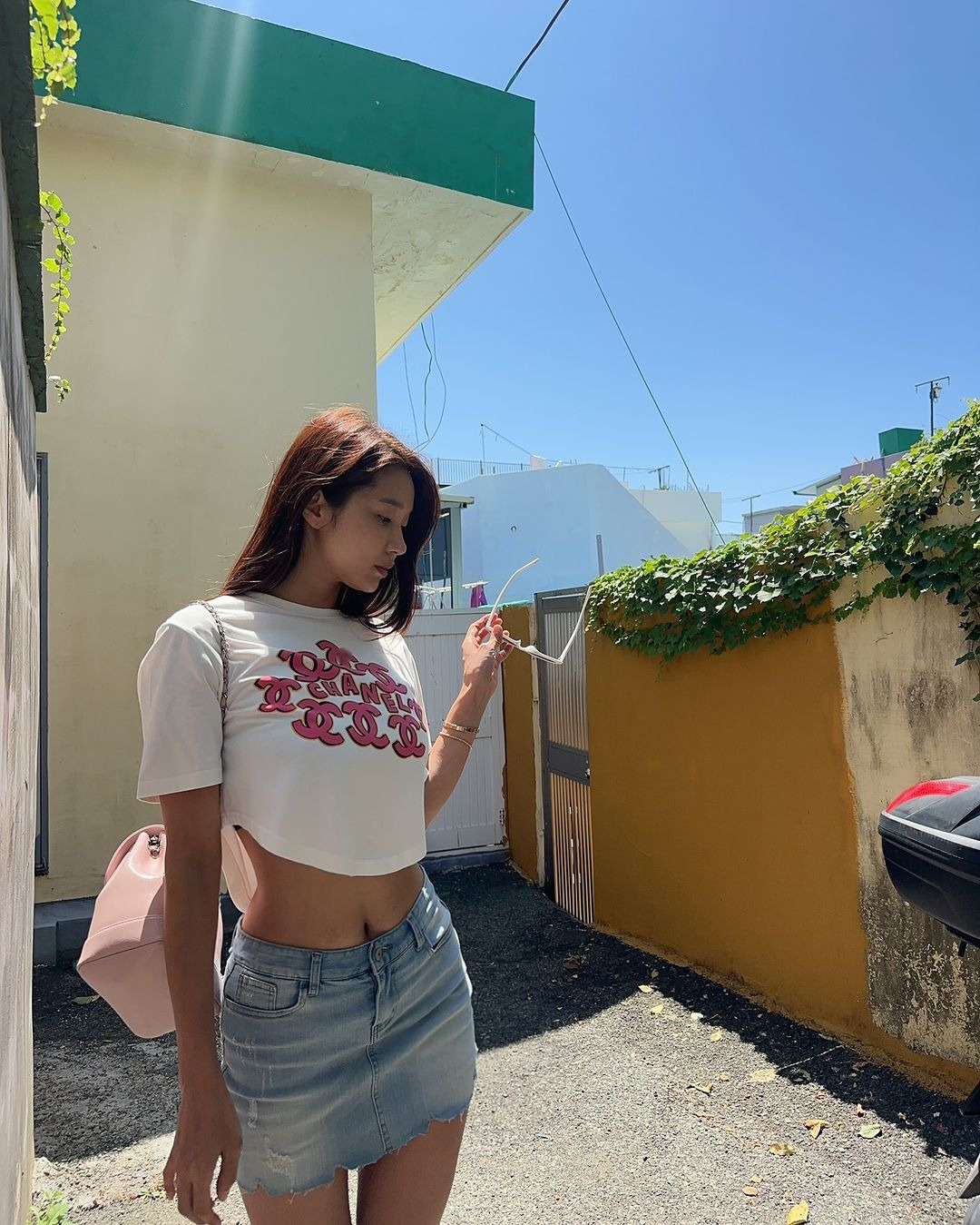 오또맘 밀착 민소매 미시룩 몸매 라인