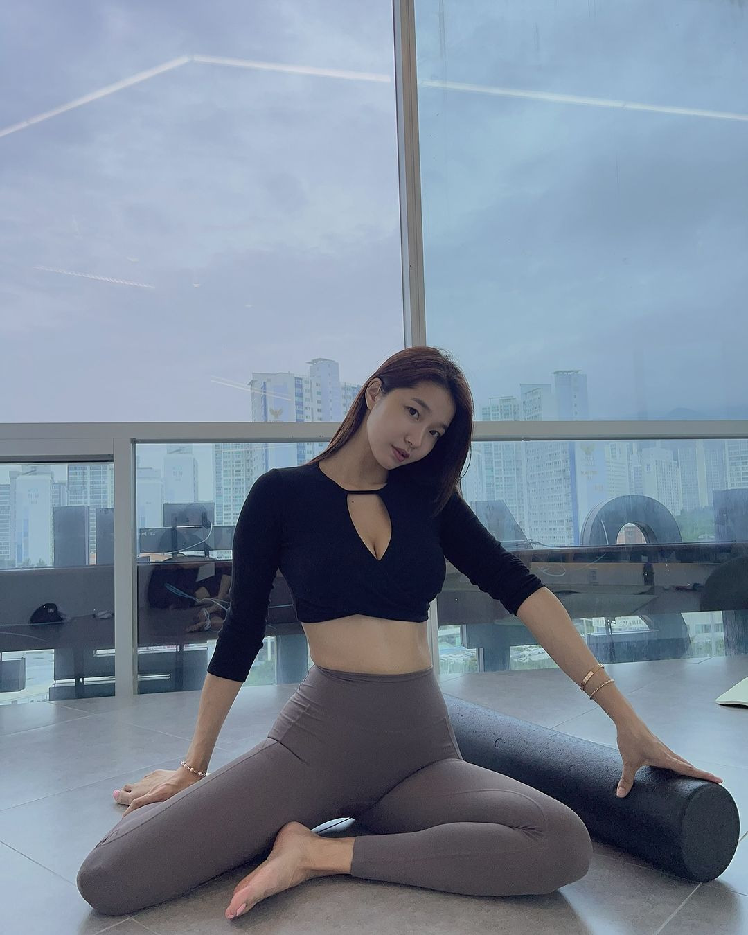 오또맘 밀착 민소매 미시룩 몸매 라인