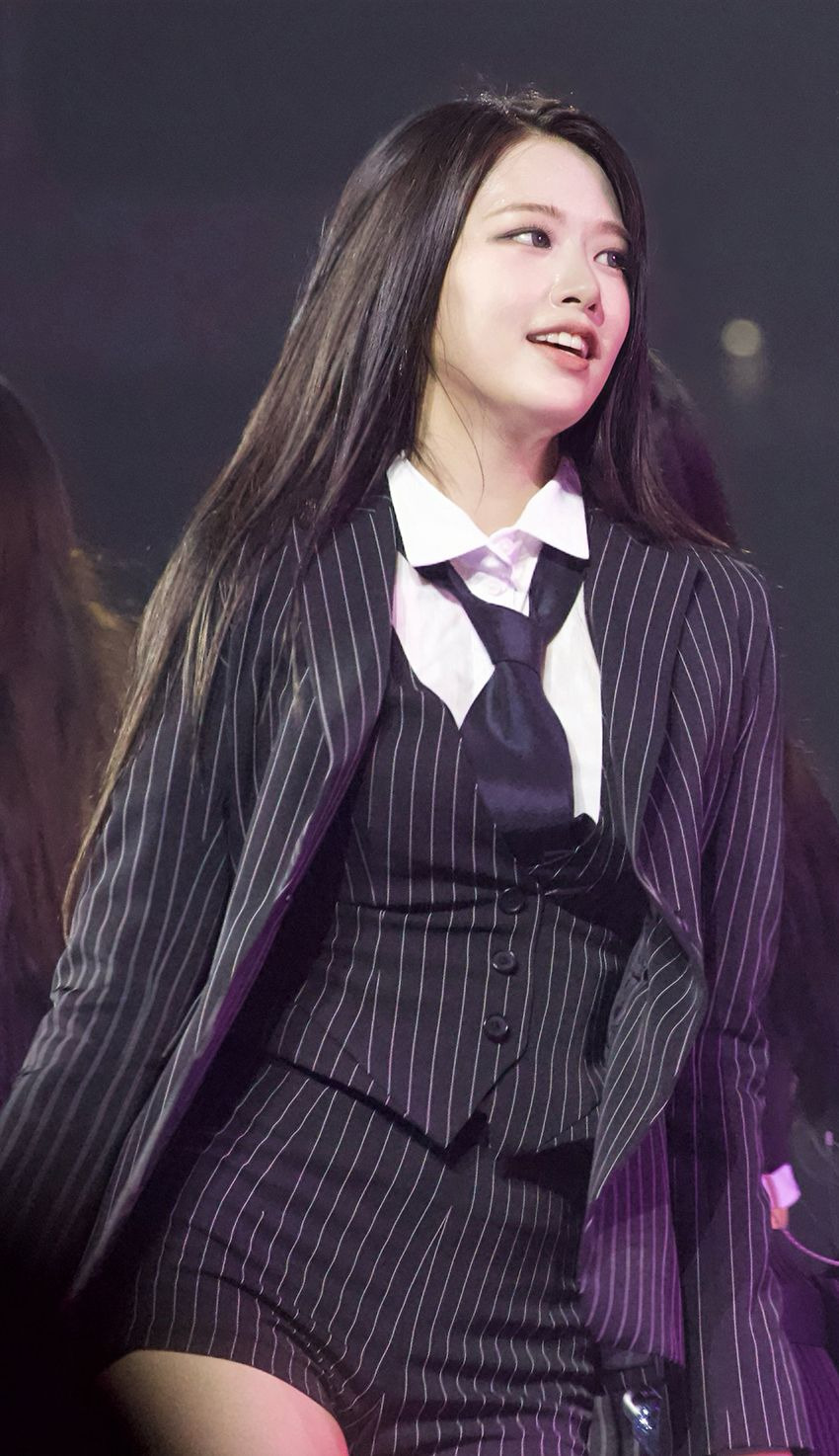 [아이브] 세로 줄무늬 정장 반바지가 잘 어울리는 안유진 허벅지