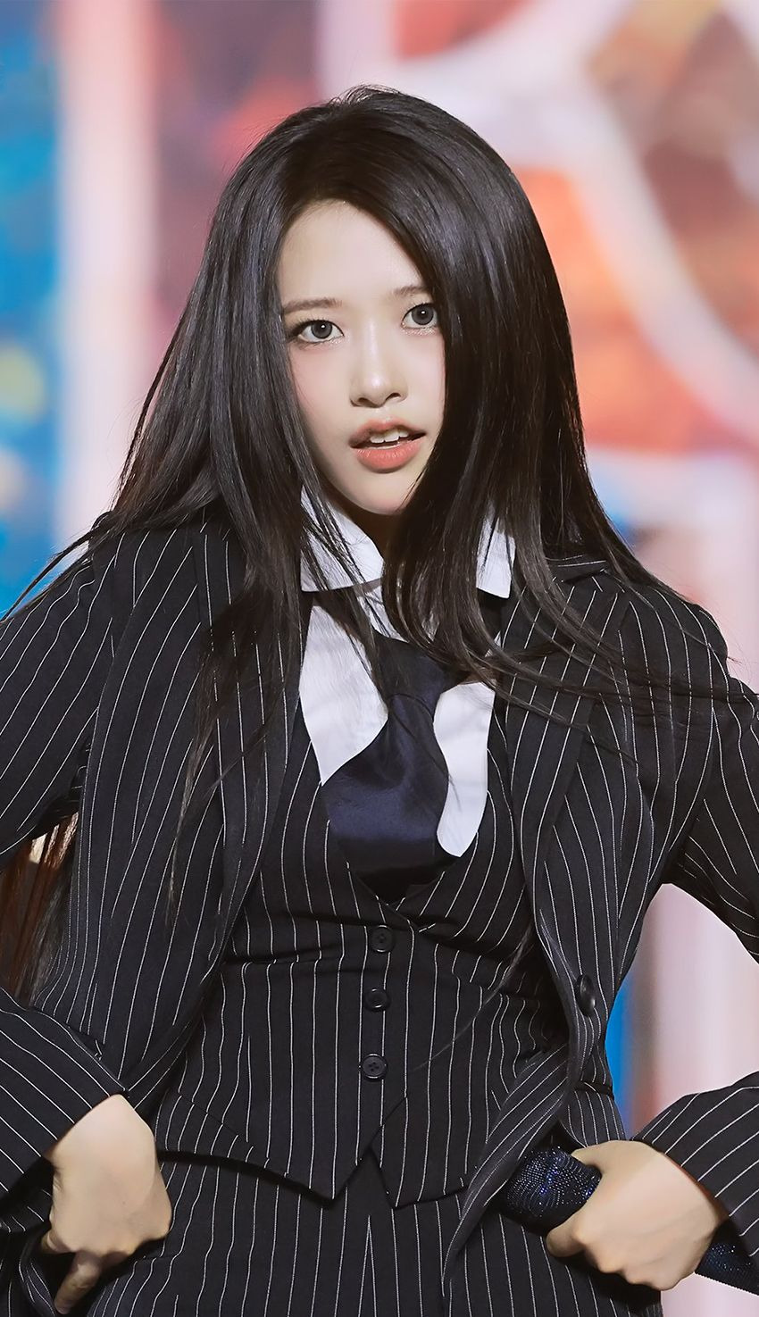 [아이브] 세로 줄무늬 정장 반바지가 잘 어울리는 안유진 허벅지