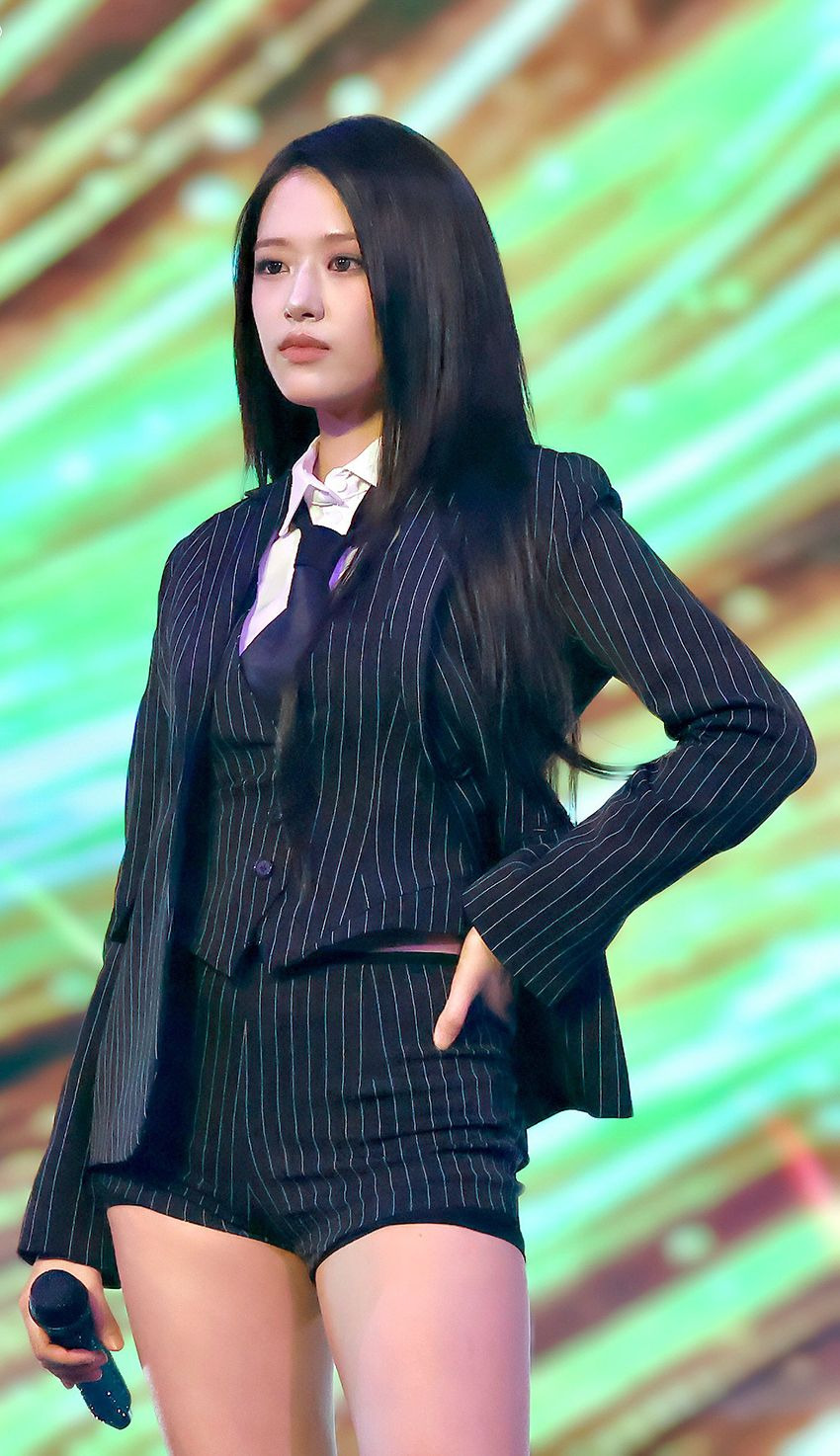 [아이브] 세로 줄무늬 정장 반바지가 잘 어울리는 안유진 허벅지