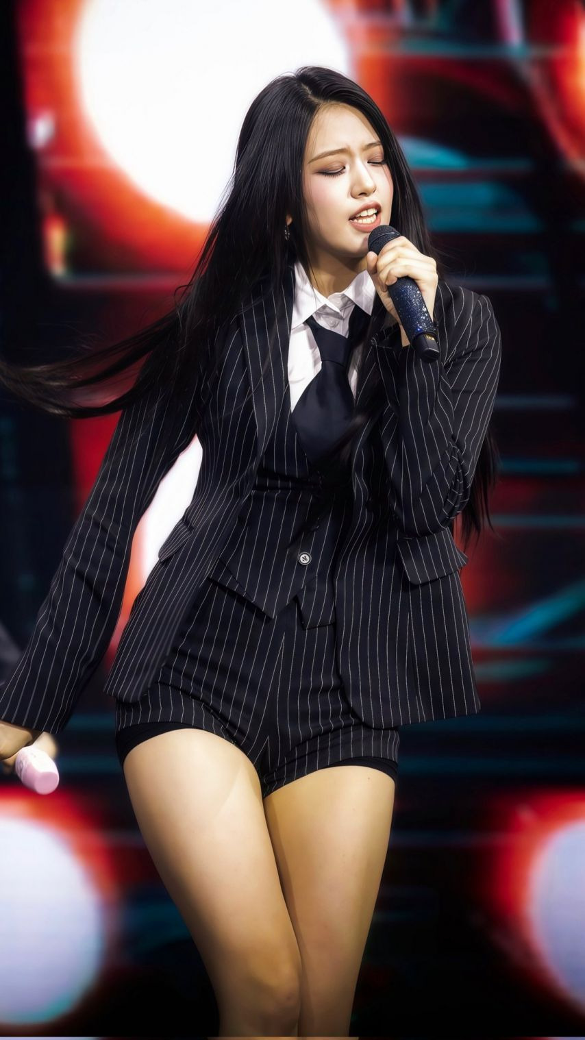 [아이브] 세로 줄무늬 정장 반바지가 잘 어울리는 안유진 허벅지