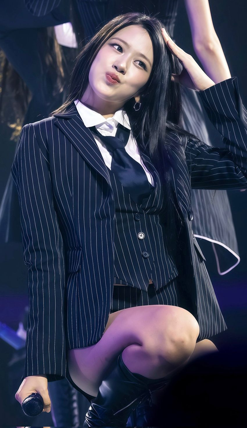 [아이브] 세로 줄무늬 정장 반바지가 잘 어울리는 안유진 허벅지
