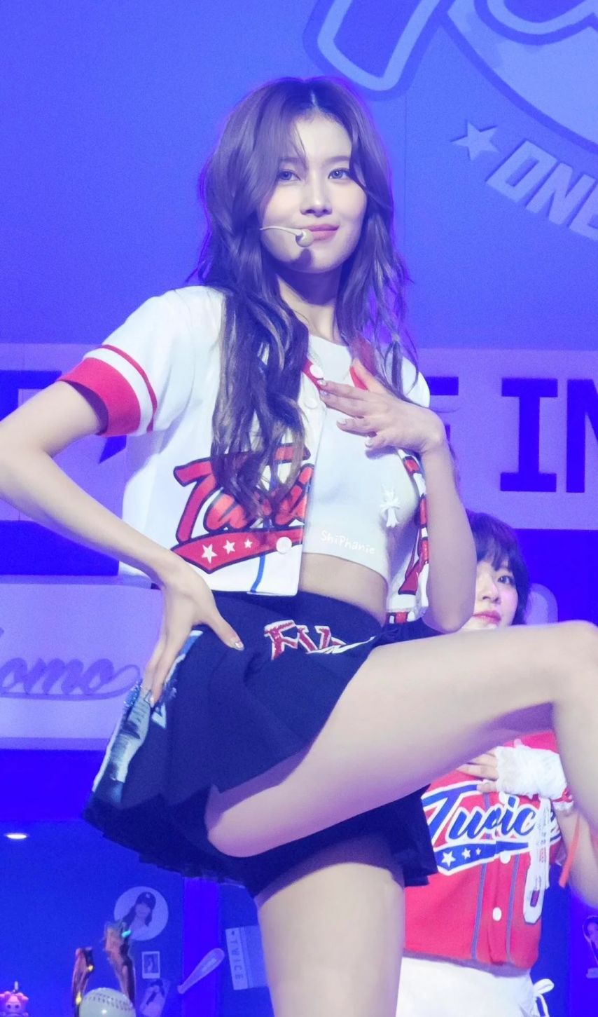 치마바지 다리 하나 들고 요망하게 엉벅지 흔드는 트와이스 사나