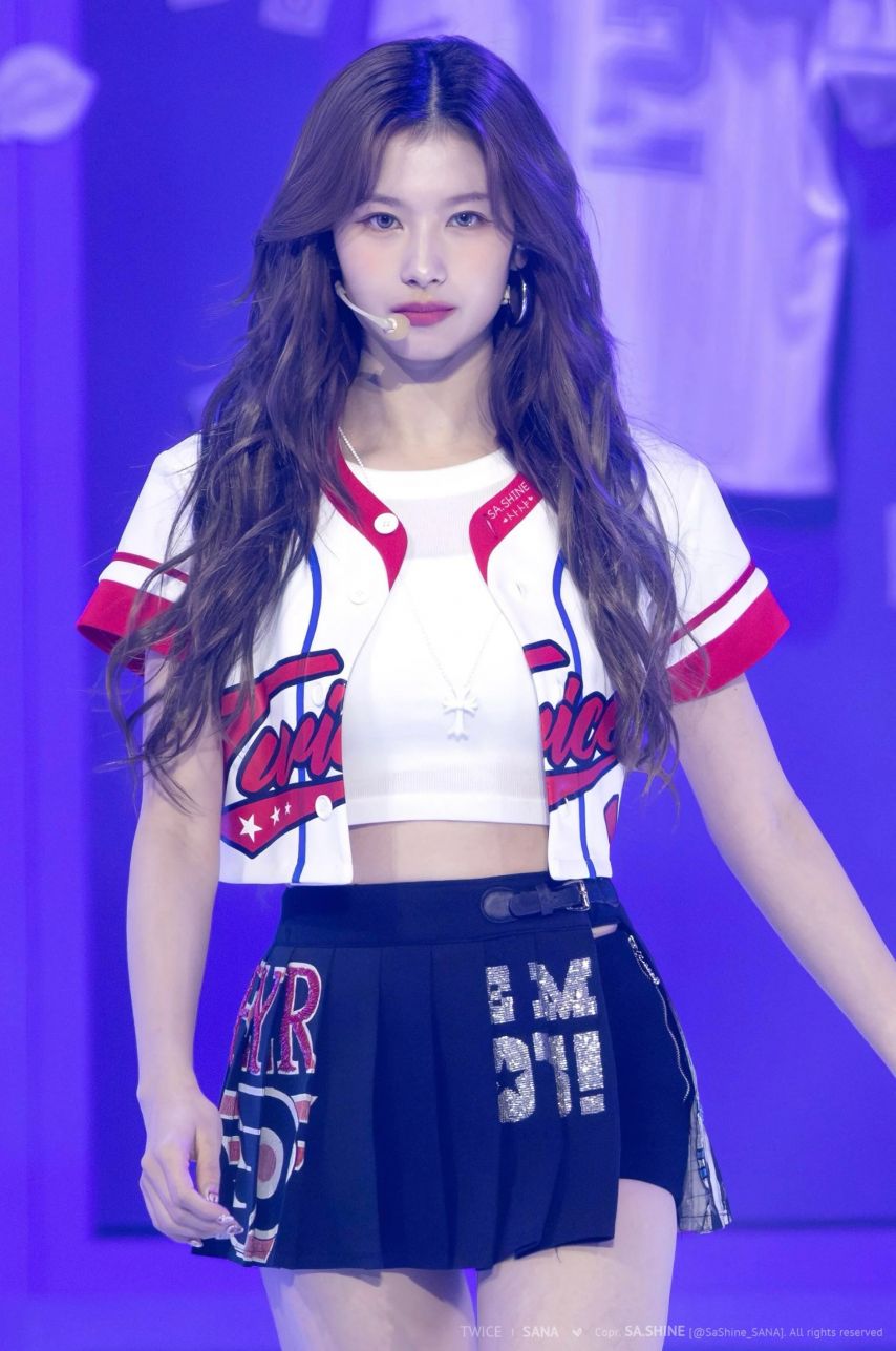 치마바지 다리 하나 들고 요망하게 엉벅지 흔드는 트와이스 사나