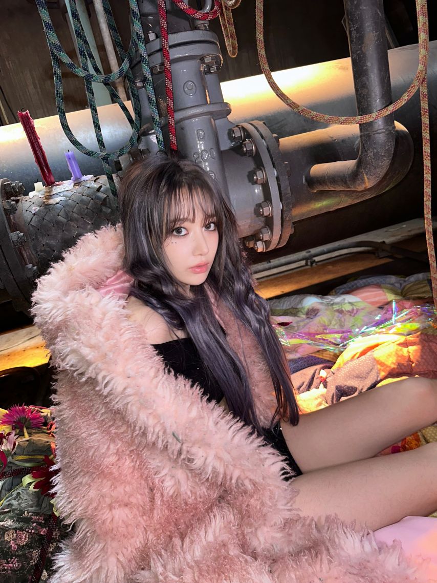 [르세라핌] 보일러실의 사쿠라 핑크색  + 검은 원피스