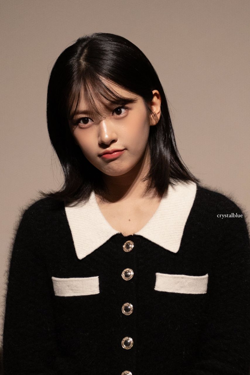 안유진 무대인사중.jpg