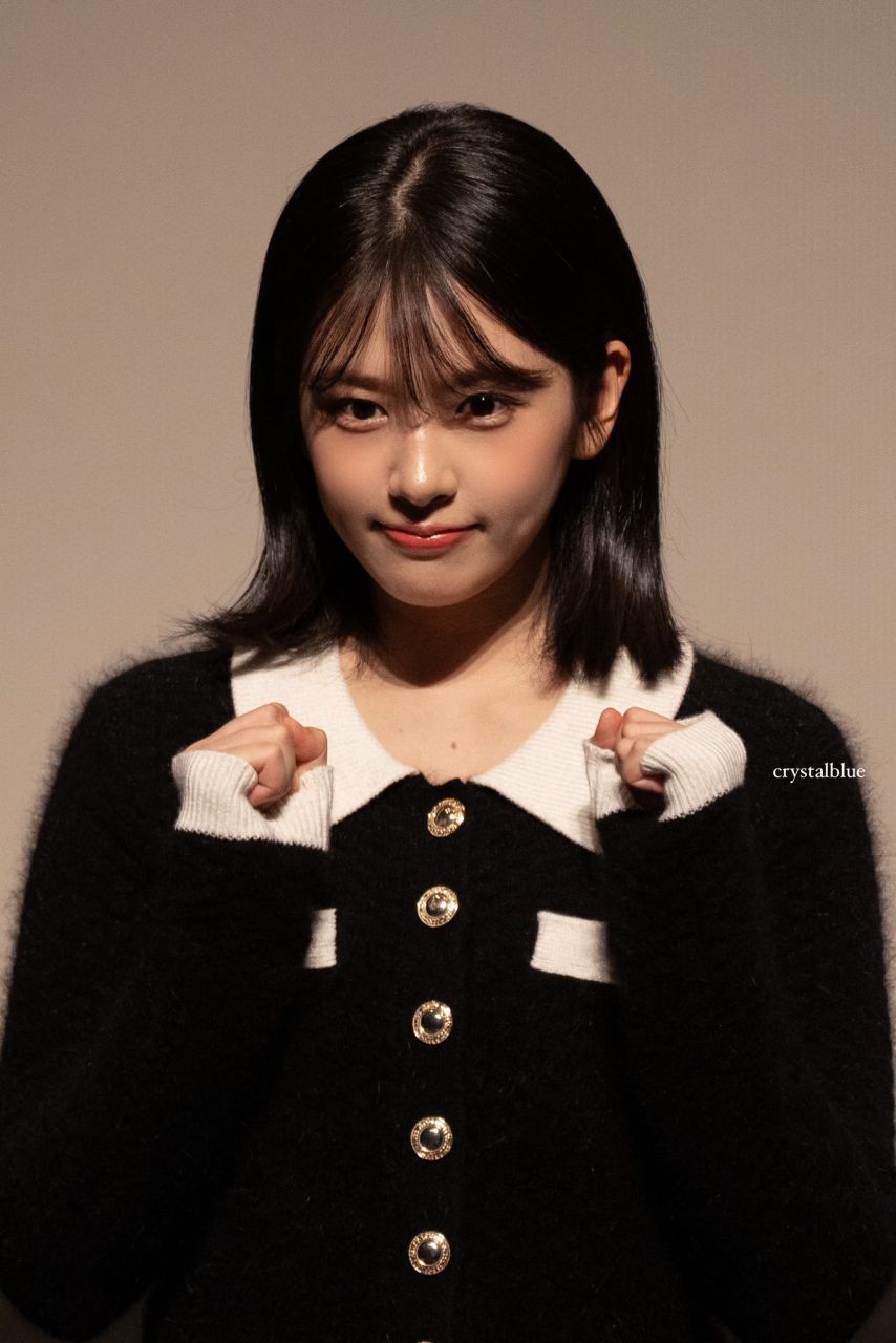 안유진 무대인사중.jpg