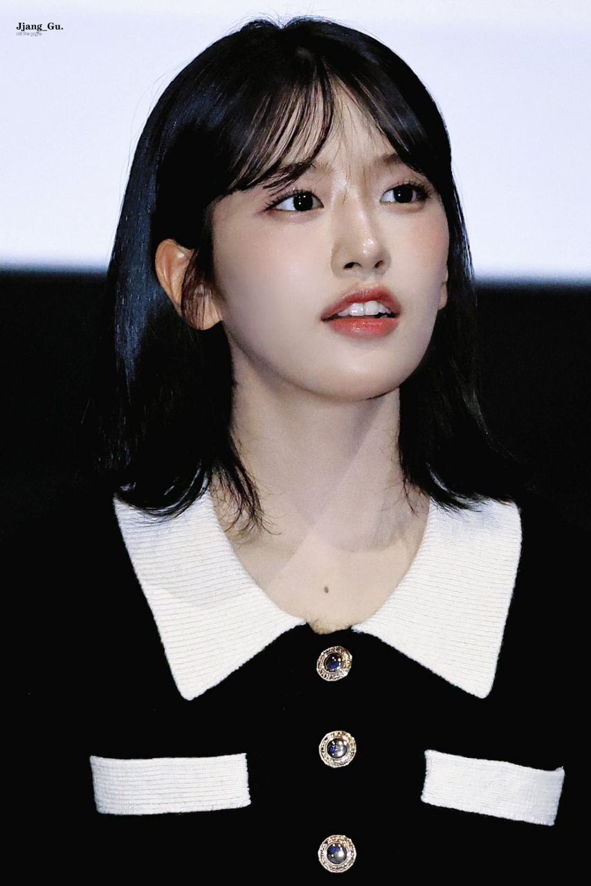 안유진 무대인사중.jpg