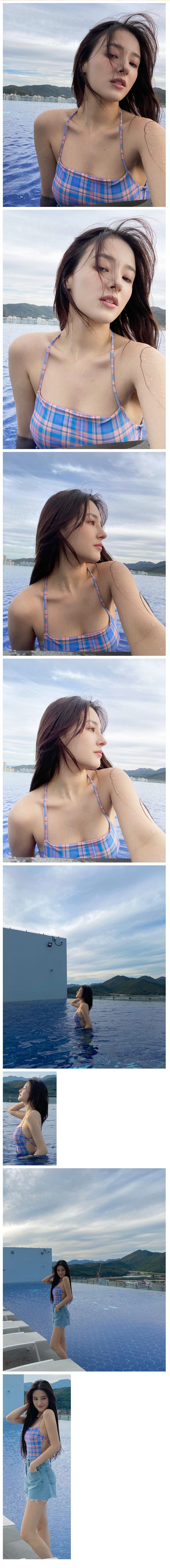 수영장에서 체크원피스 수영복 뽀얀 몸매  낸시