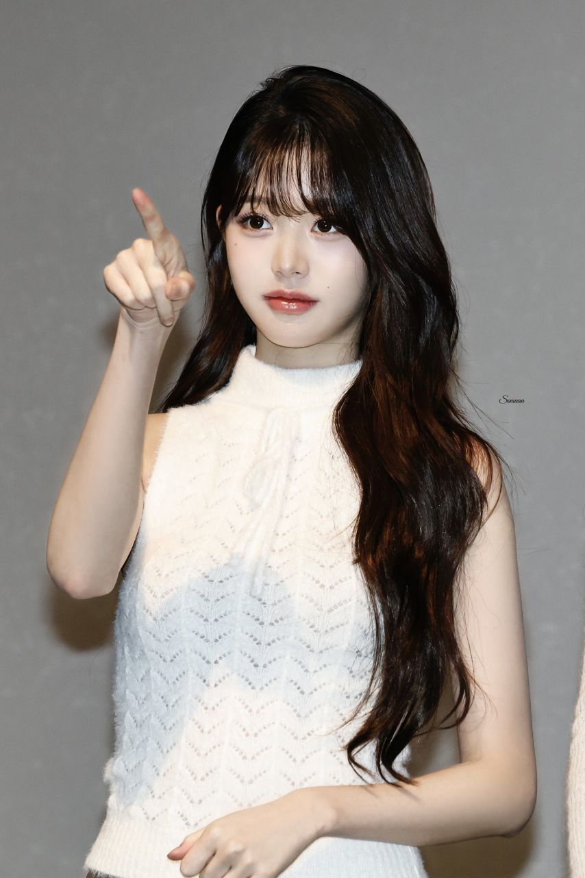 하얀 꽈배기 민소매 니트 겨드랑이 + 회색 주름치마 각선미 장원영
