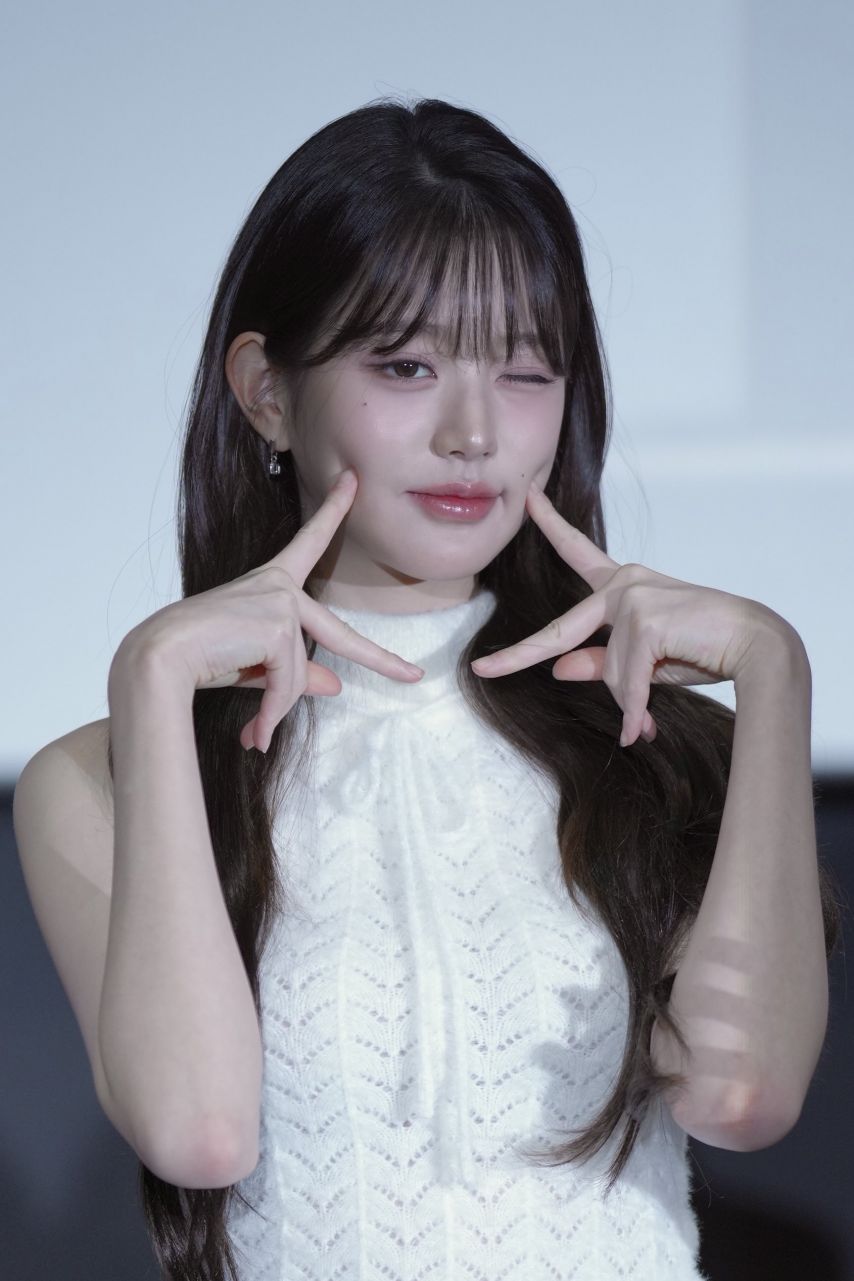 하얀 꽈배기 민소매 니트 겨드랑이 + 회색 주름치마 각선미 장원영