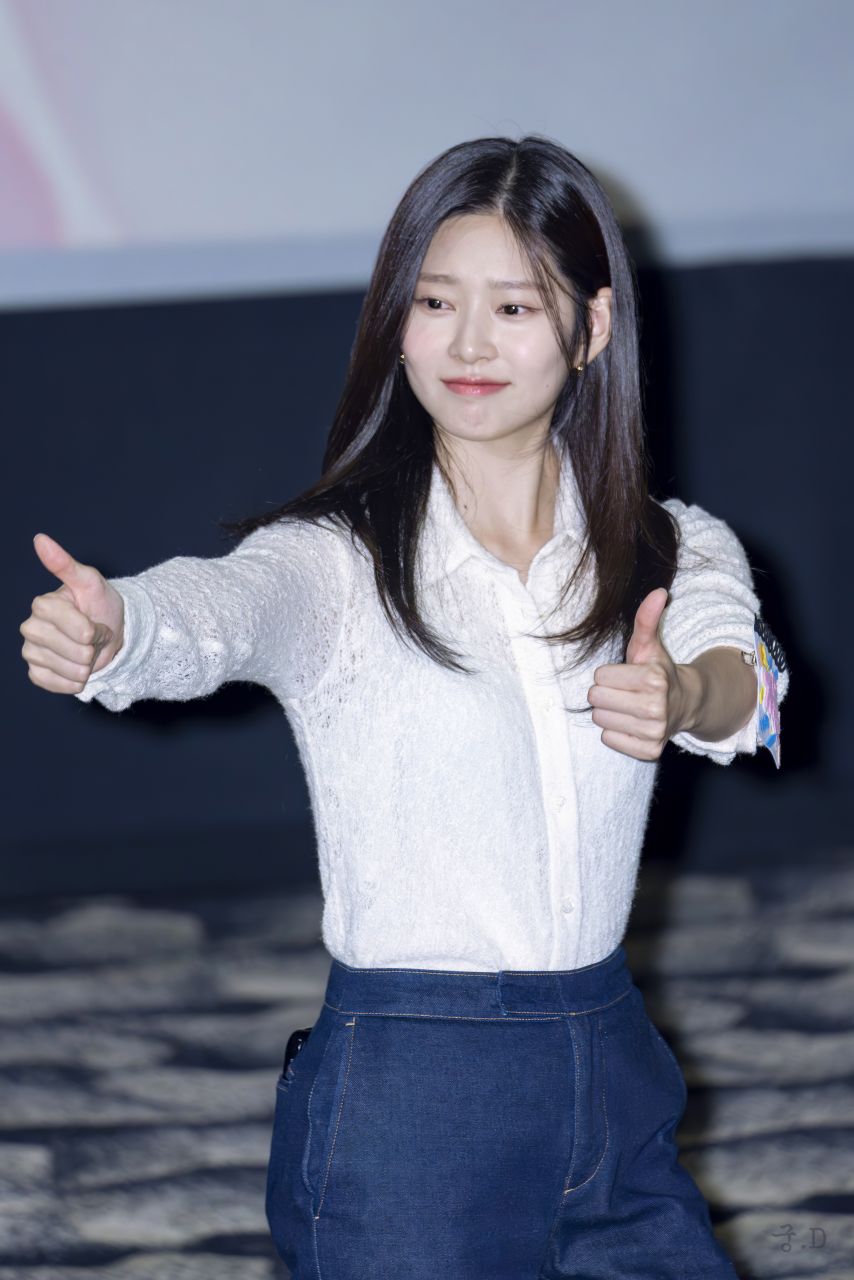 [아이즈원] 청설 무대인사 하는 김민주 미모 몸매 근황