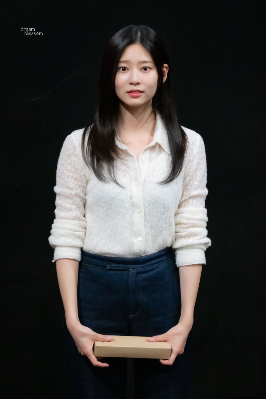 [아이즈원] 청설 무대인사 하는 김민주 미모 몸매 근황