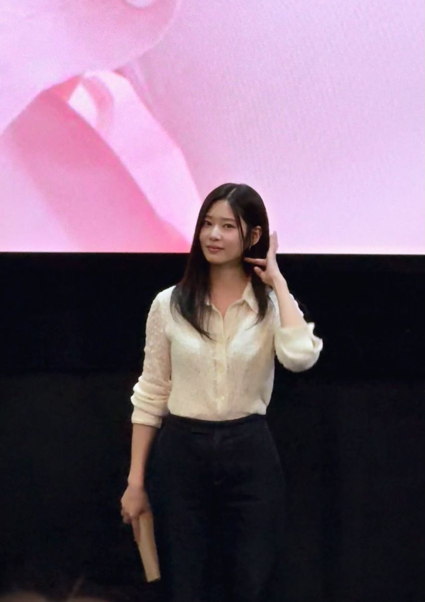 [아이즈원] 청설 무대인사 하는 김민주 미모 몸매 근황