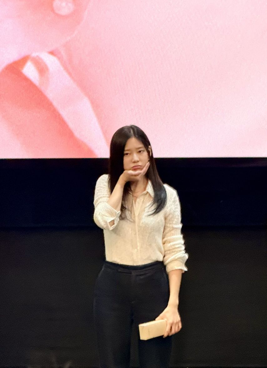 [아이즈원] 청설 무대인사 하는 김민주 미모 몸매 근황