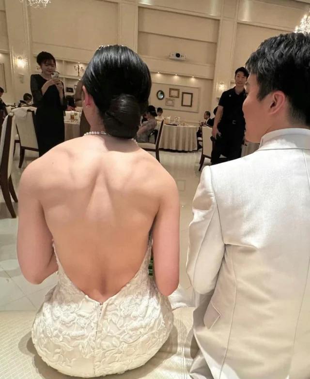 “남편도 예쁘다고 했다”…‘화난 등근육’ 결혼식장 신부 피팅 사진 화제