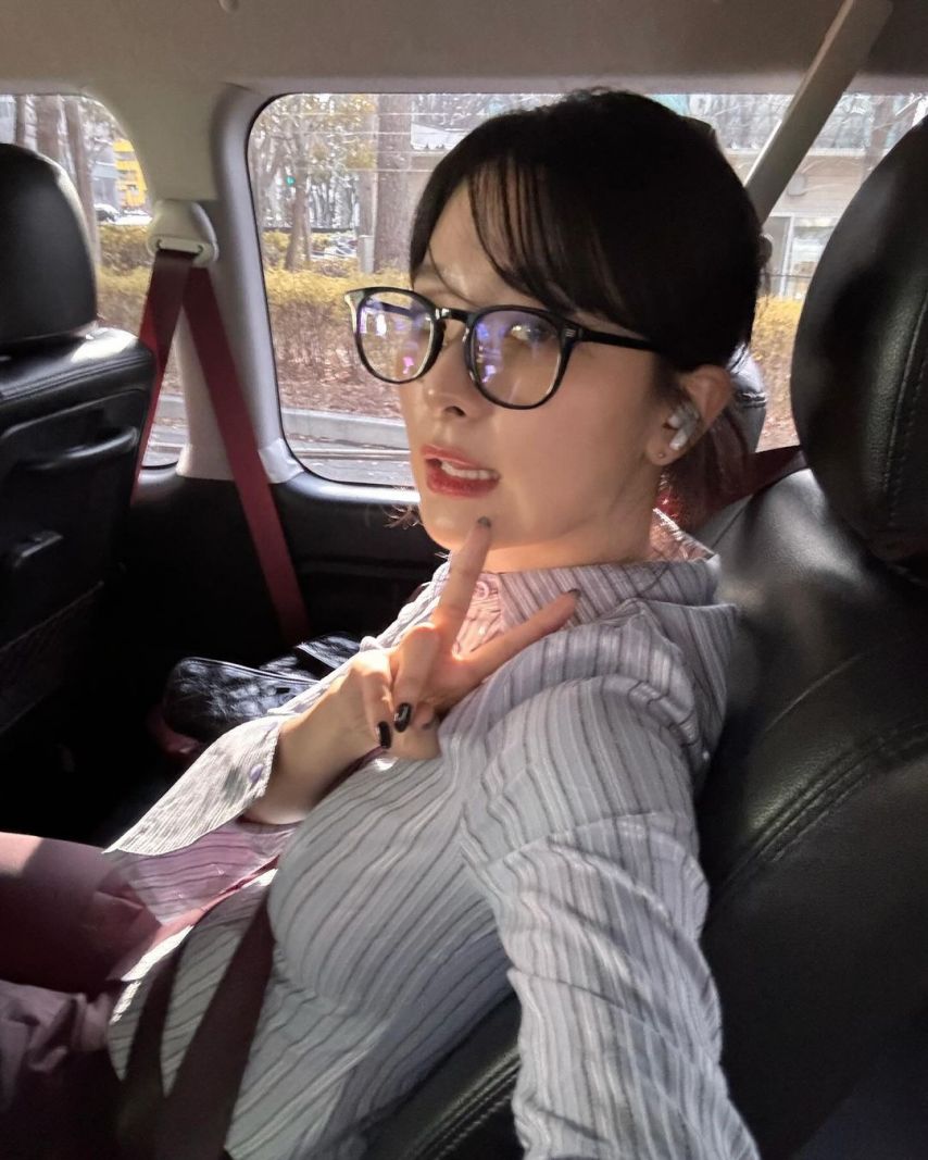 세로 줄무늬 셔츠 + 뿔테안경 쓴 슬기