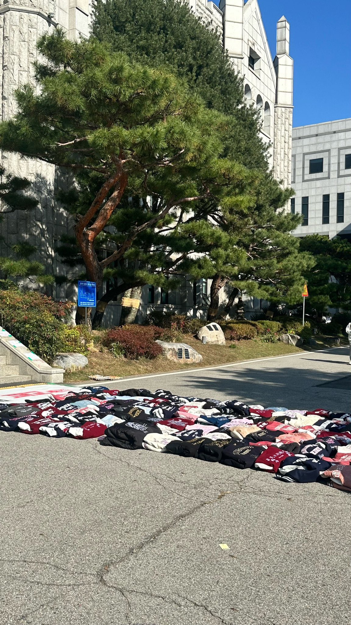 동덕여대 시위때문에 온 경찰분한테 소리치고 욕하는 페미들