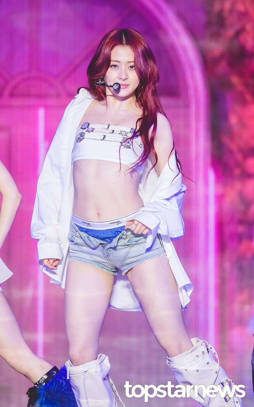 르세라핌 허윤진 한뼘 튜브탑 + 청핫팬츠 파란팬티룩