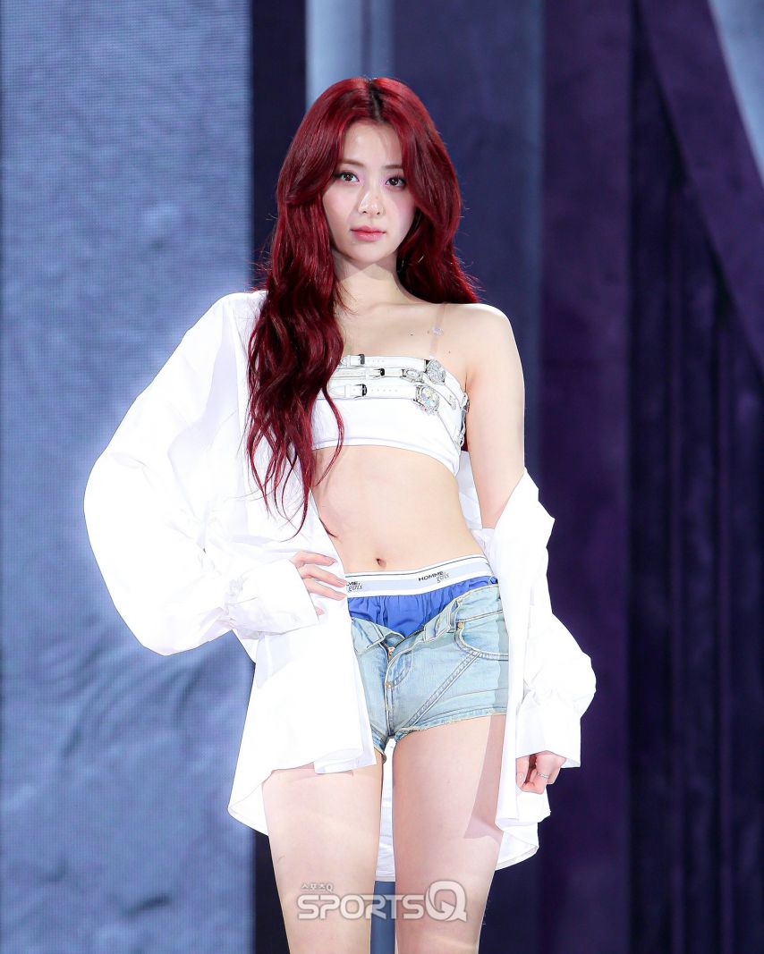 르세라핌 허윤진 한뼘 튜브탑 + 청핫팬츠 파란팬티룩