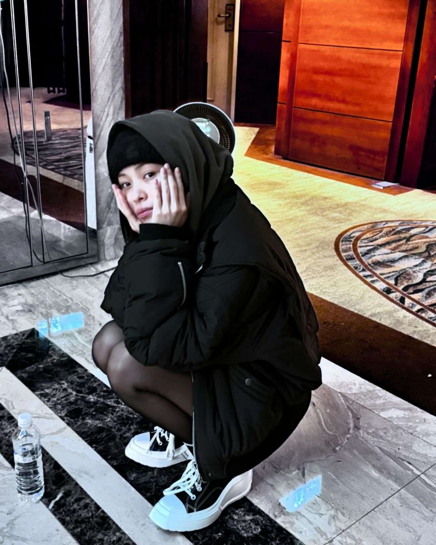 지쳐서 소파에 기댄 설정...있지 류진
