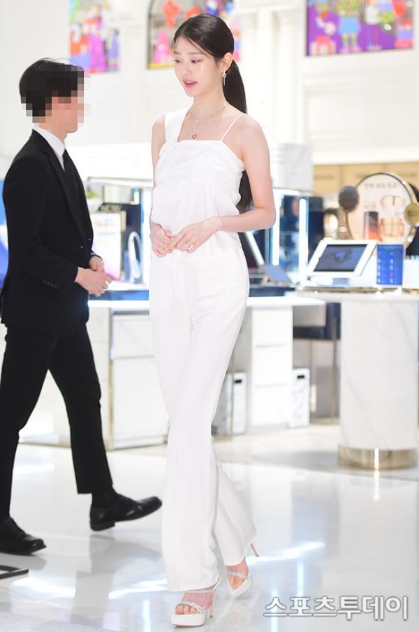 비율이 사기인 아이브 장원영.jpg