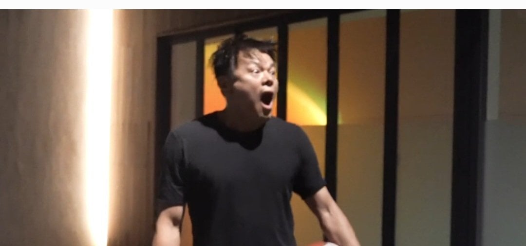 충격받은 JYP 표정.