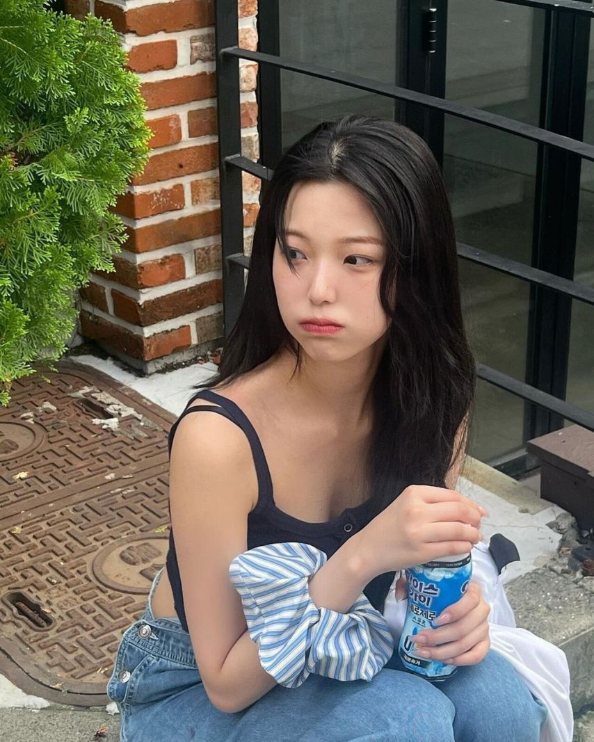 프로미스나인 백지헌 여친짤 하늘색 끈나시 뽀얀 가슴골 레전드