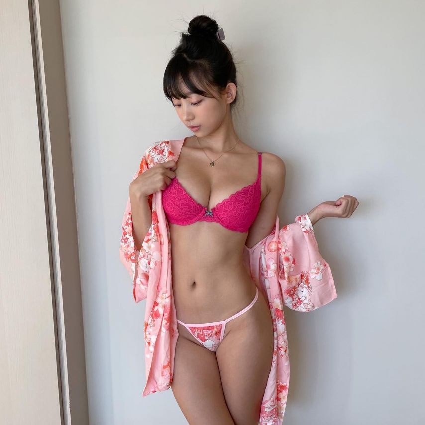 (후방) 손바닥만한 속옷 표은지