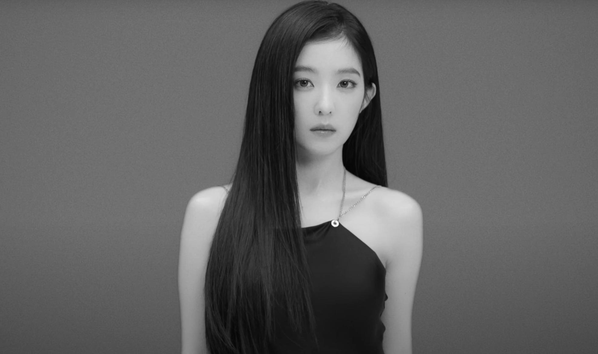 블랙 오프숄더 드레스 뽀얀 피부 매끈한 등짝 레드벨벳 아이린