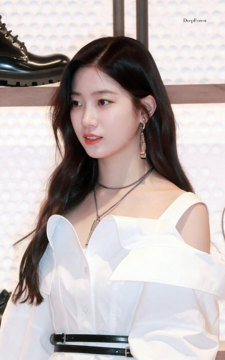 우아한 르세라핌 카즈하