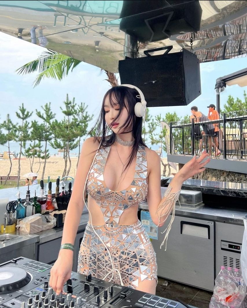 DJ 루나킴 돋보이는 의상