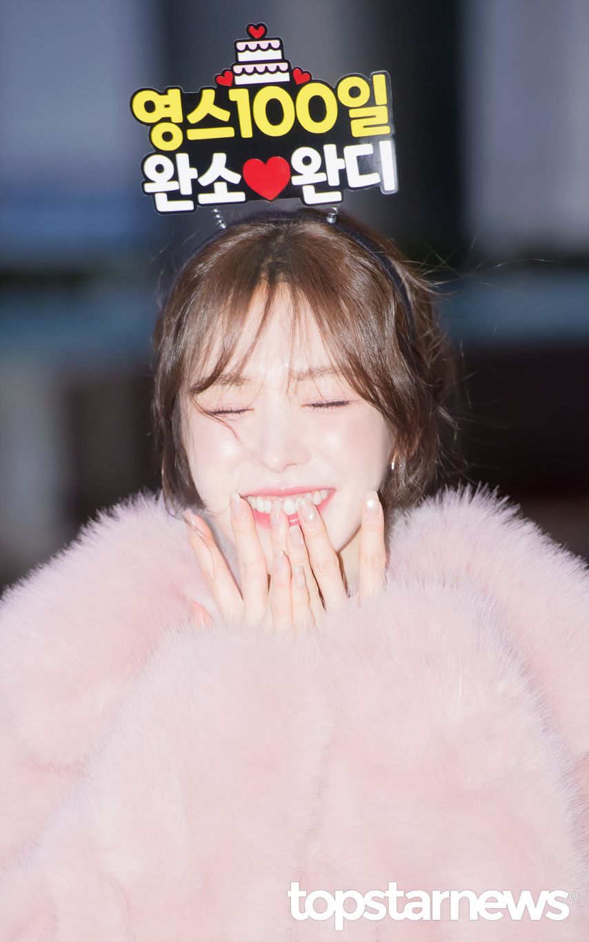오늘 레드벨벳 웬디 강추위에도 맨다리 짧은치마에 팬서비스 .jpg