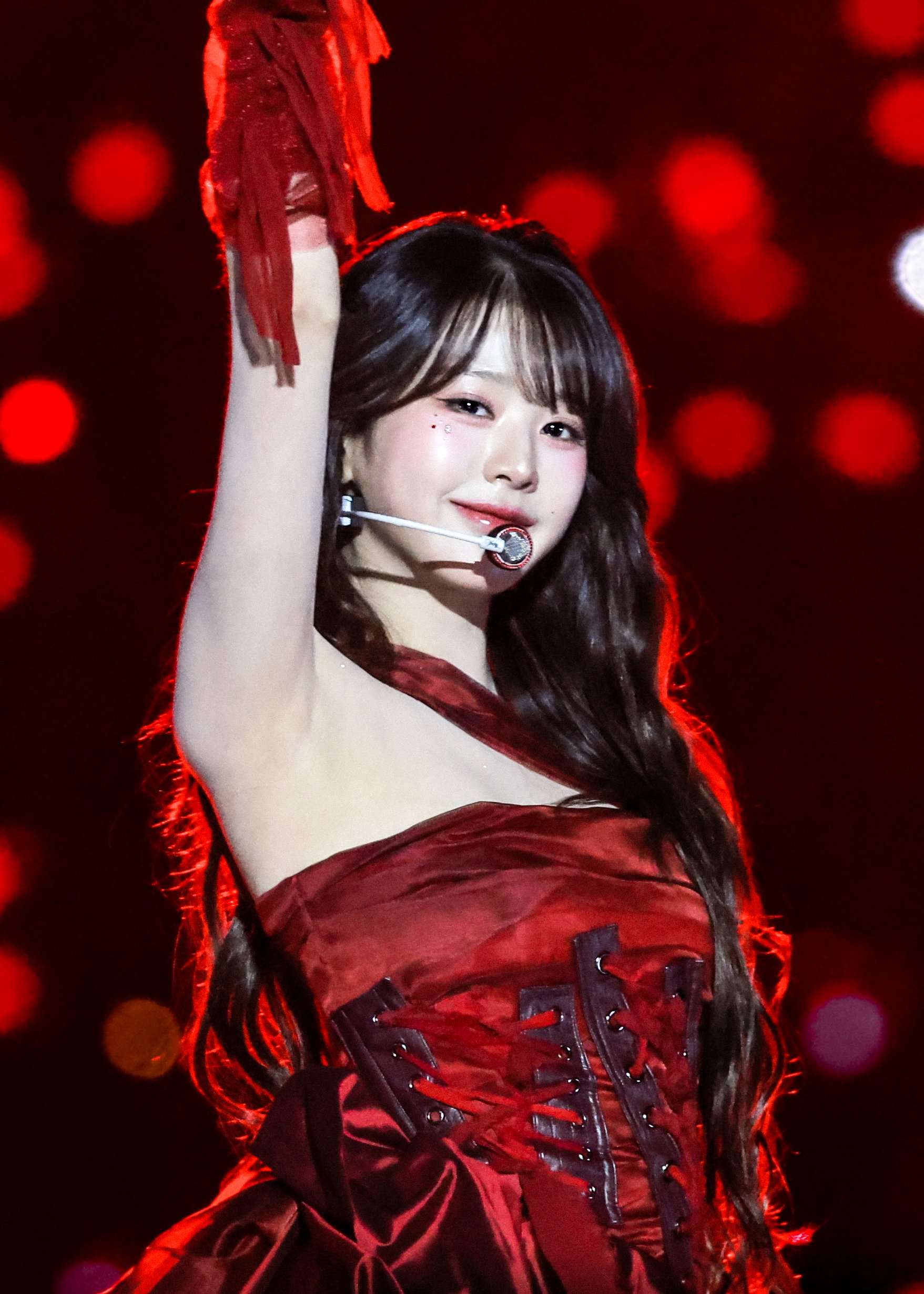 MAMA 빨간 원홀터넥 의상 부채 살랑이는 아이브 장원영 겨드랑이