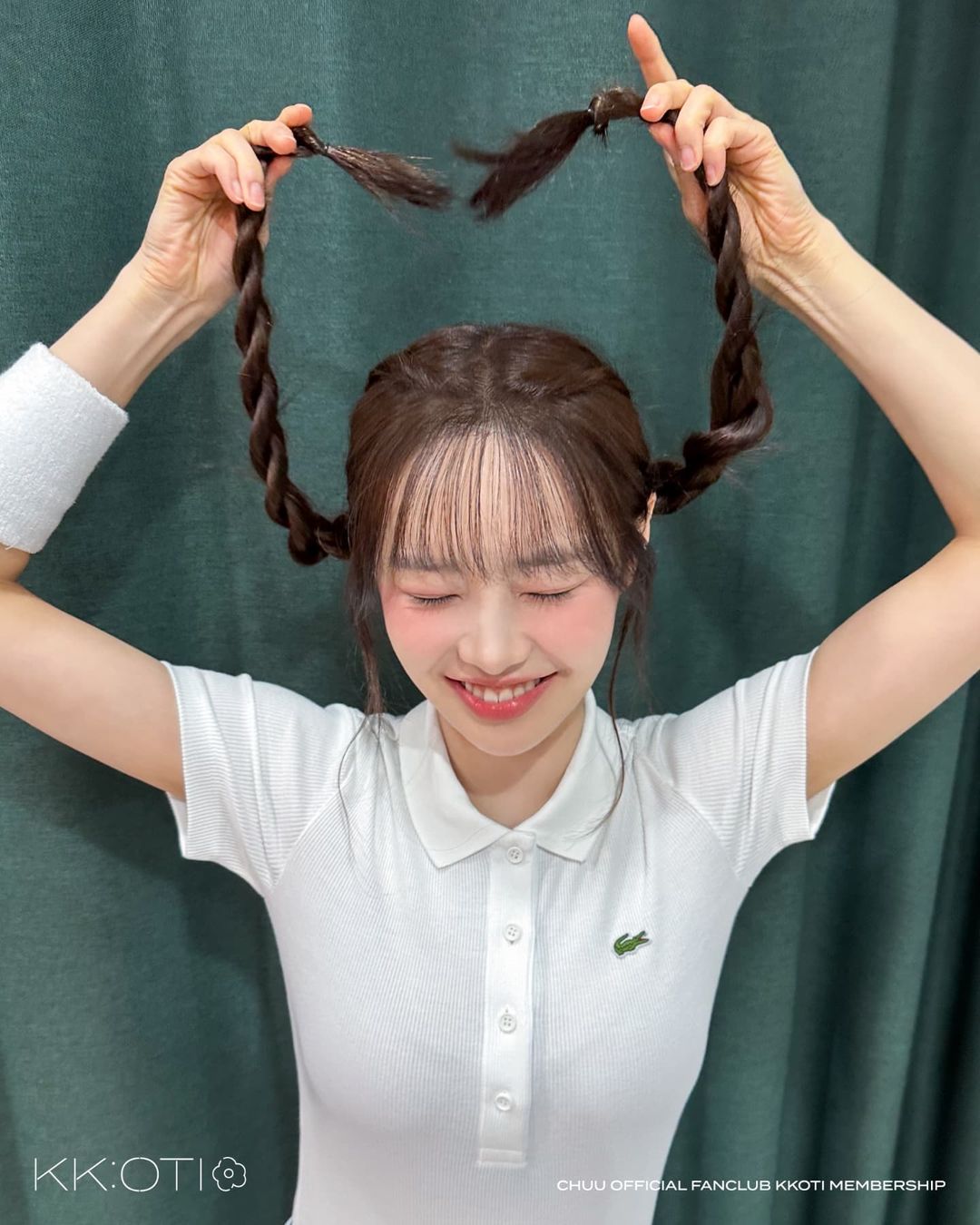 양갈래 머리 츄..브라 은근히 비치는 화이트 테니스복