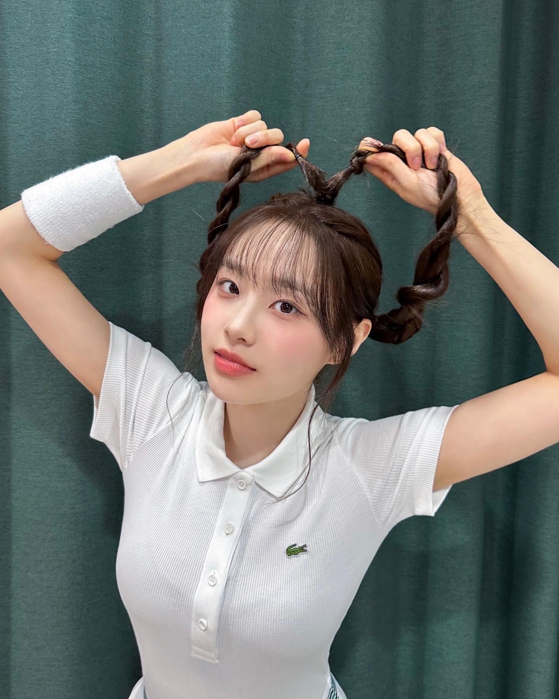 양갈래 머리 츄..브라 은근히 비치는 화이트 테니스복