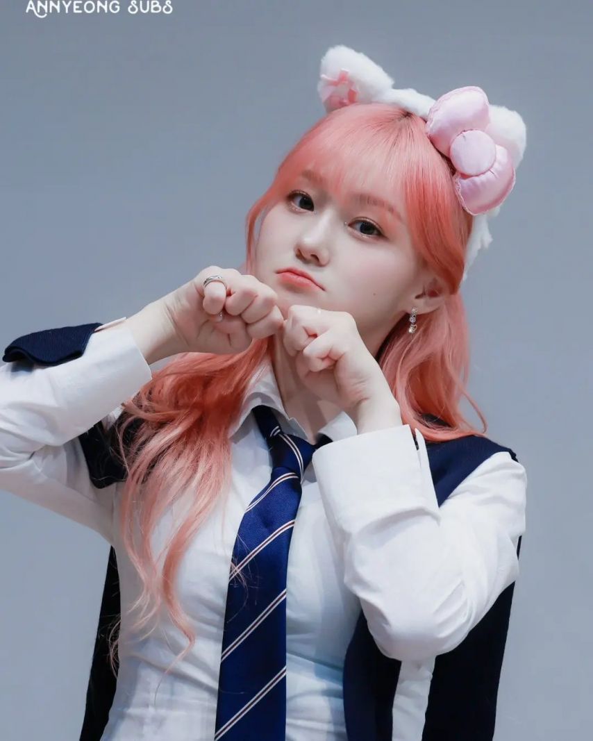 핑크색으로 염색한 케플러 김채현 묵직한 교복셔츠 가슴 볼륨감