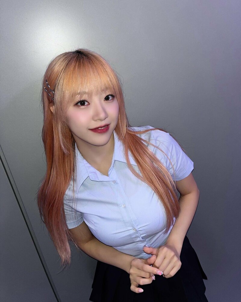 교복 셔츠가 터질듯한 가슴 볼륨감 시그니처 지원