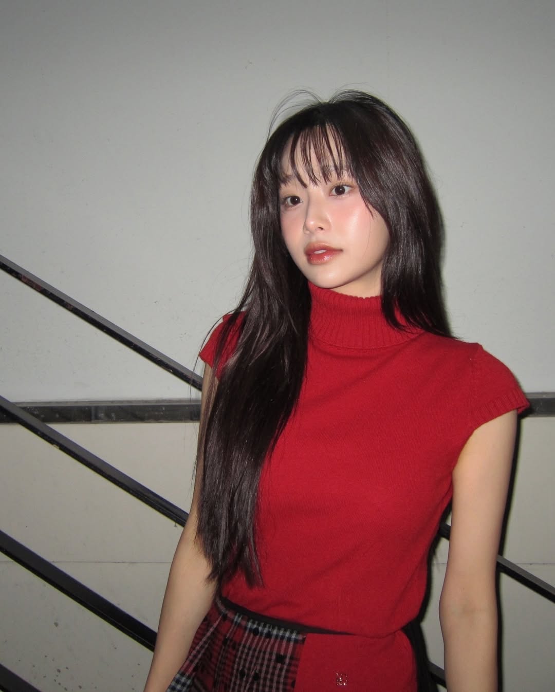 계단 복도에서 포즈 잡는 츄...검정 스타킹 허벅지