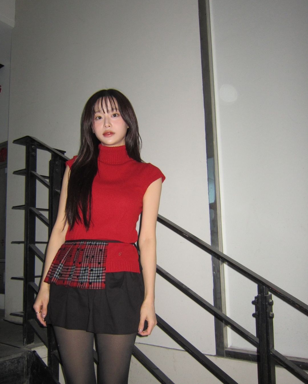 계단 복도에서 포즈 잡는 츄...검정 스타킹 허벅지