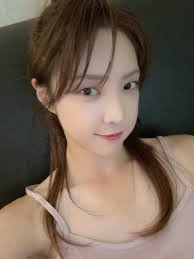 ㅇㅎ) 항공승무원과 졸업. 대기업 비서 출신. 미모의 먹방 유튜버 꿀꿀보보. 키 170에 글래머 몸매~!! [약후]